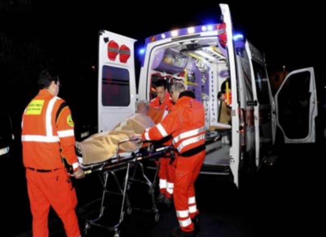 ambulanza barella uomo