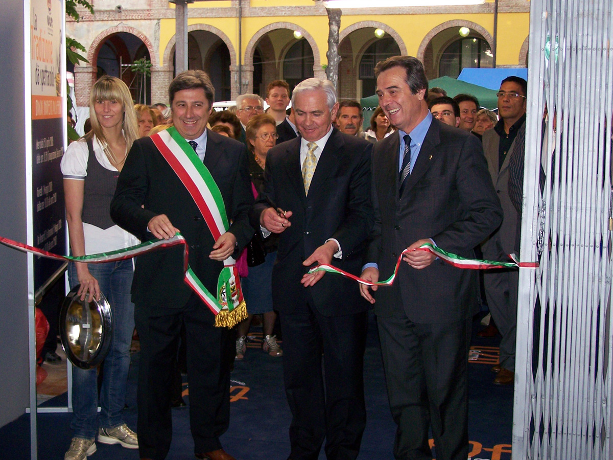 TAGLIO DEL NASTRO